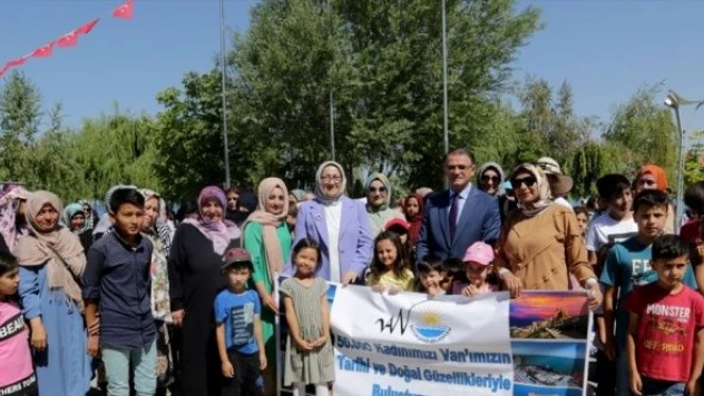 Van'da 5 bin kadın kenti yeniden keşfetti!