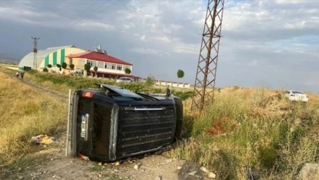 Ağrı'da otomobil şarampole devrildi