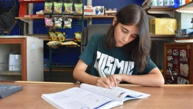 Çalıştığı bakkalda üniversite sınavına hazırlandı o şimdi doktor adayı