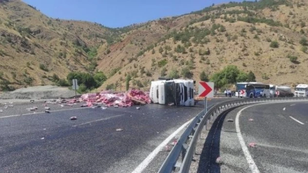 Elazığ'da feci kaza : Meşrubat yüklü TIR devrildi
