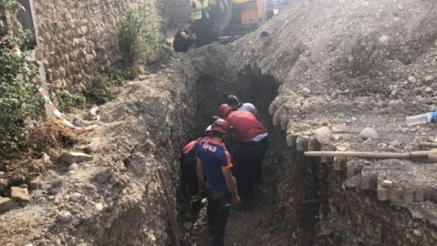 Erzincan'da  göçük altında kalan işçi kurtarıldı