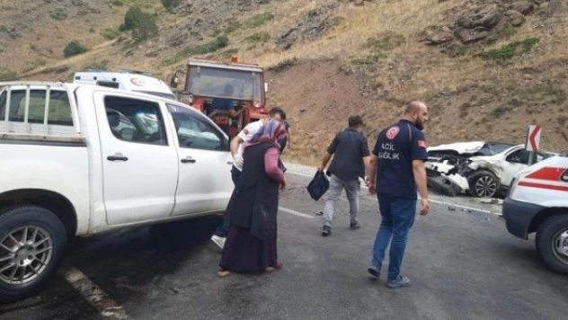 Erzincan'da iki araç birbirine girdi!