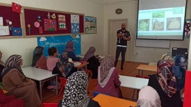Erzincan'da kadınlara 'En İyi Narkotik Polisi Anne' projesi anlatılıyor