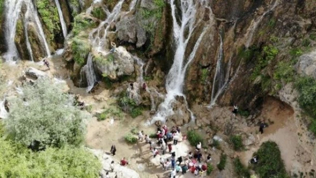 Erzincan kavruldu, vatandaş Girlevik Şelalesi'ne akın etti