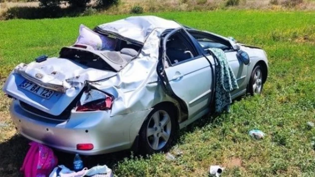 Erzincan'da otomobil şarampole devrildi