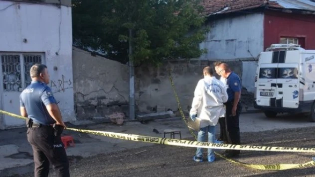 Evlerinin önünde silahlı saldırıya uğradılar