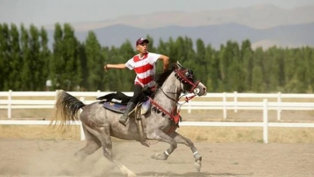 Erzurumlu genç ata sporunda en genç ciritçi oldu