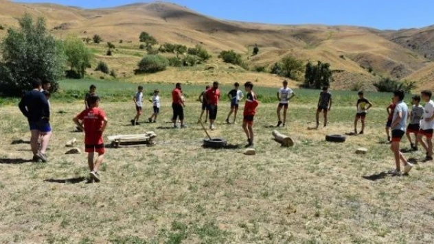 Hakkarili güreşçiler, 2 bin 500 rakımlı mezrada müsabakalara hazırlanıyor