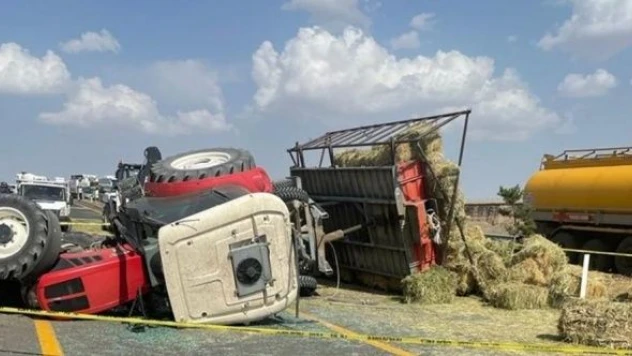 Kars'ta devrilen traktörün altında kaldı!