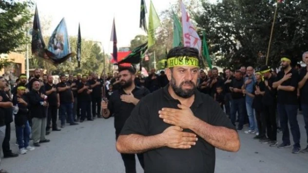 Kerbela şehitleri için sinelerine vurdular, gözyaşı döktüler