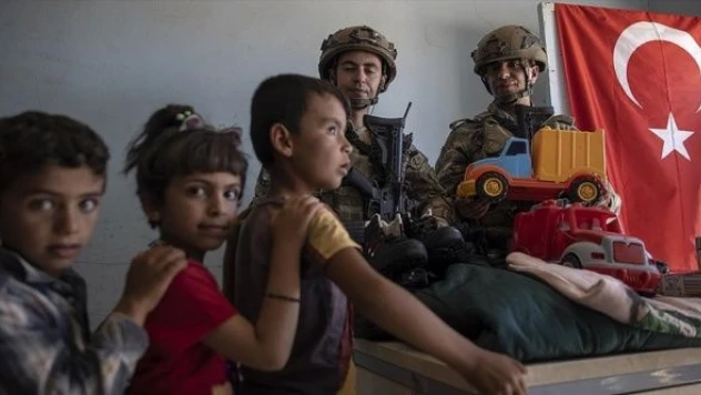 Mehmetçik'ten, Barış Pınarı bölgesindeki ihtiyaç sahiplerine yardım!