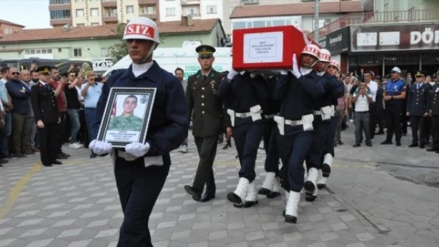 Şehit Topçu Sözleşmeli Er Enes Gazi Özdemir,  son yolculuğuna uğurlandı
