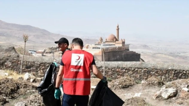 İshak Paşa Sarayı'nın çevresi temizlendi