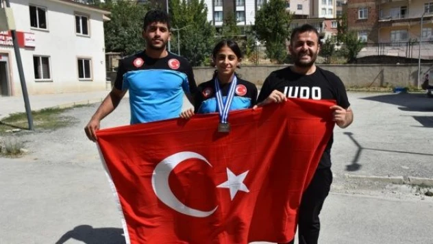 Balkan ikincisi olan Rojda, Hakkari'de coşkuyla karşılandı