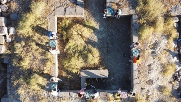 Çocuklar Urartu şehrinde satranç oynadı