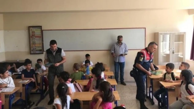 Elazığ'da jandarma ekipleri öğrencileri bilgilendiriyor
