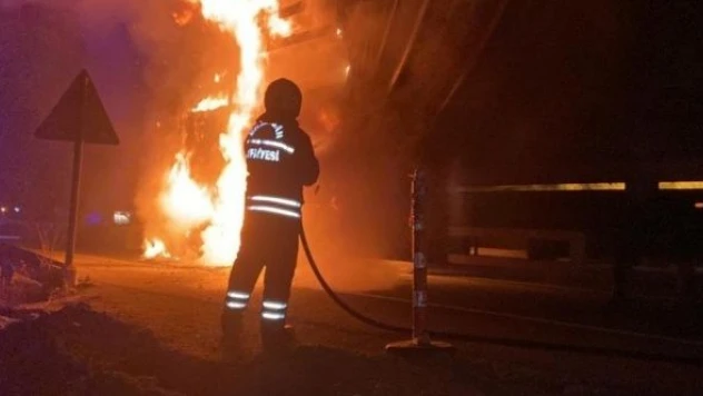 Erzincan'da bir TIR'ın dorsesi alev aldı