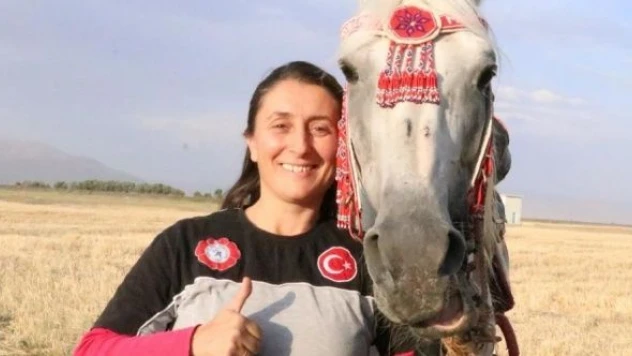 Erzurumlu Ayşe öğretmen Atlı Okçuluk Türkiye Şampiyonasına hazırlanıyor