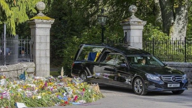 Kraliçe 2. Elizabeth'in cenazesi Edinburgh'a doğru yola çıktı