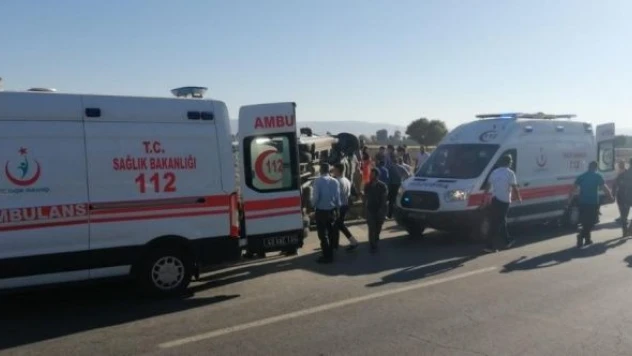 Muş'ta işçileri taşıyan minibüs devrildi: 13 yaralı