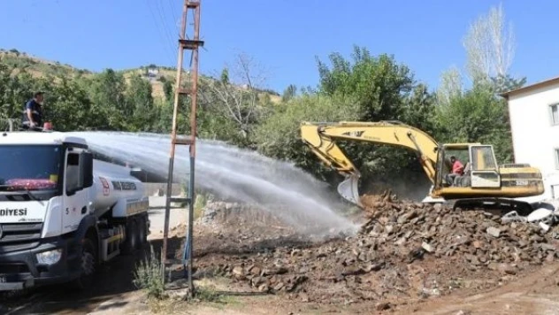 Muş'ta metruk binalar yıkılıyor!