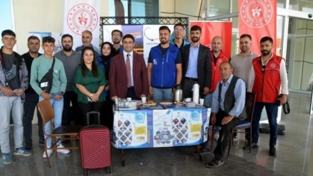 Muş'ta yeni üniversite öğrencilerine çaylı pastalı karşılama