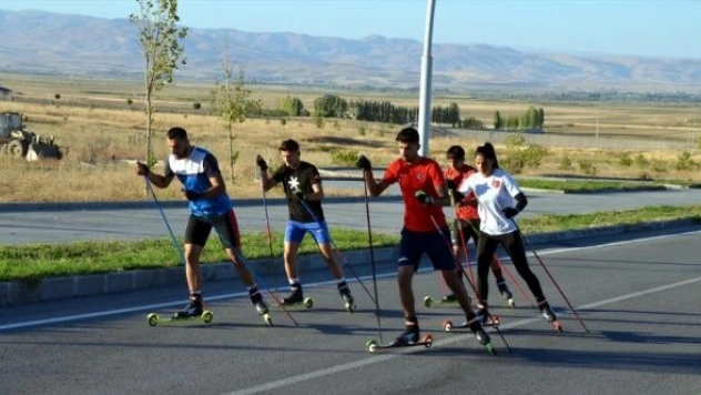 Muş'ta kayaklı koşu sporcuları asfaltta şampiyonalara hazırlanıyor