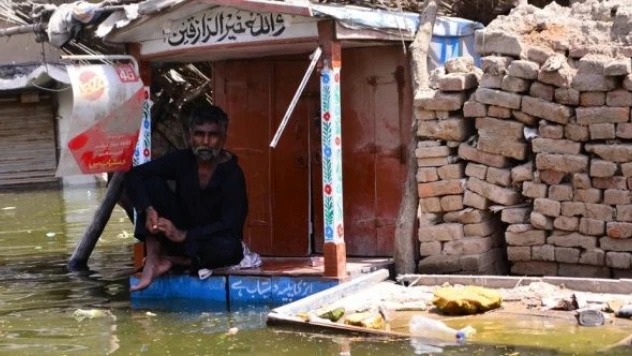 Pakistan'da ölü sayısı bin 355'e çıktı