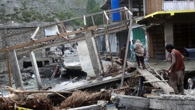 Pakistan'da halk evlerini terk ediyor!