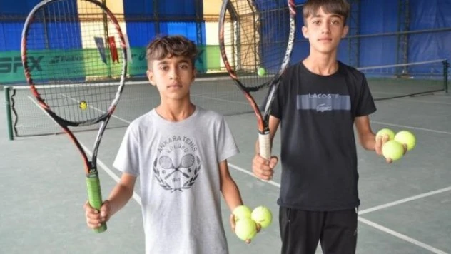 Tek raketi iki kişi kullandılar başarılarıyla göğüs kabarttılar