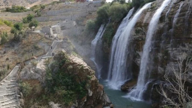 Tortum Şelalesi  hafta sonları turist akınına uğruyor!