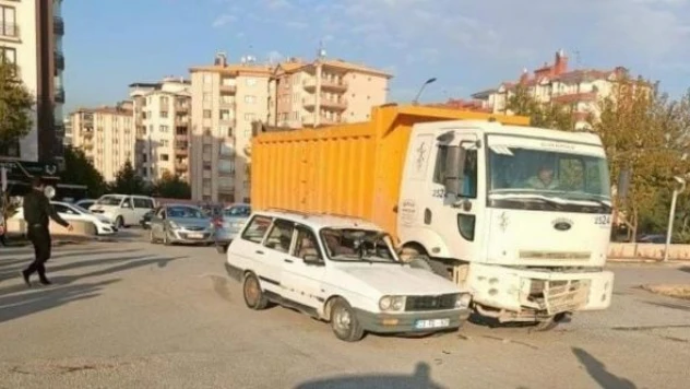 Elazığ'da feci kaza:  kamyon ile otomobil çarpıştı