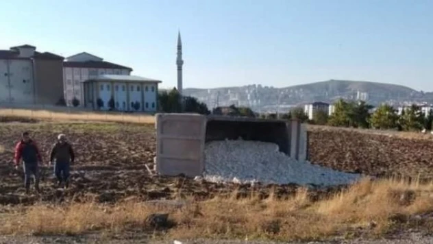 Elazığ'da freni patlayan kamyon devrildi!