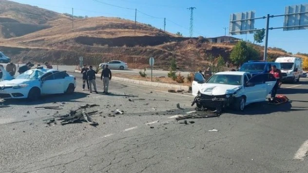 Elazığ'da iki otomobil birbirine girdi: 7 yaralı