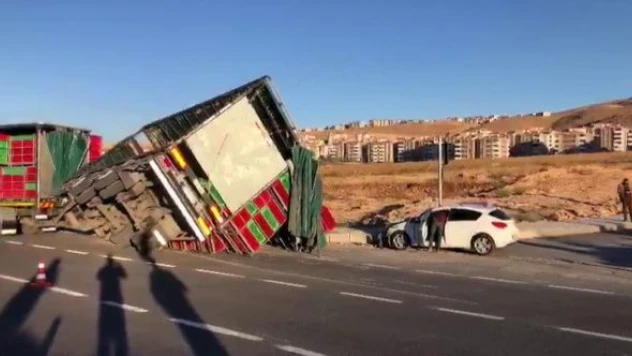 Elazığ'da TIR  ile otomobil çarpıştı