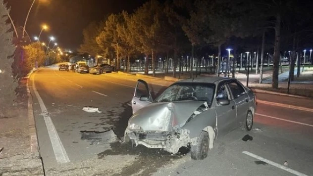 Elazığ'da iki otomobil birbirine girdi!