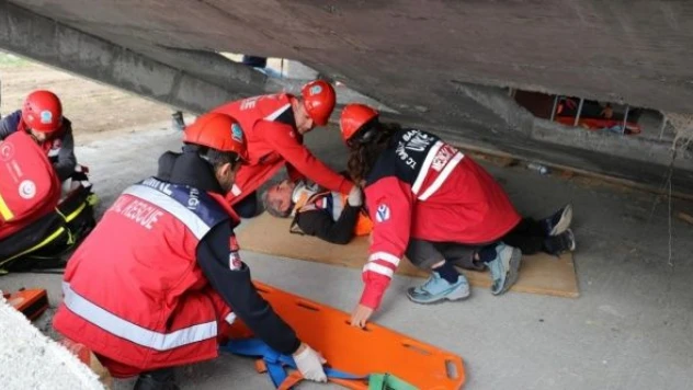 Erzincan'da  deprem tatbikatı nefes kesti