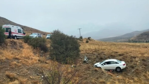 Erzincan'da feci kaza: otomobil şarampole devrildi