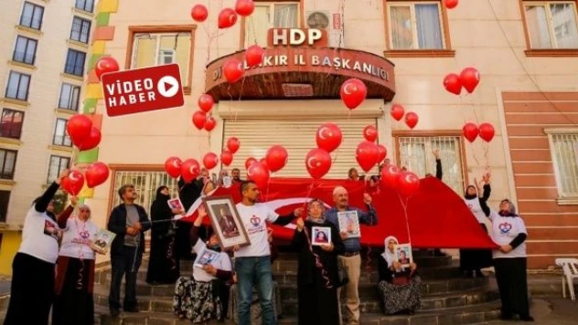 HDP önünde Türk bayraklı balonlar uçuştu