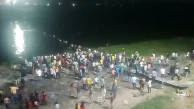 Hindistan'da asma köprü çöktü yüzlerce kişi nehre düştü!