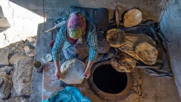 Kars'ta soğuk hava rağmen tandır ekmeği mesaisi devam ediyor