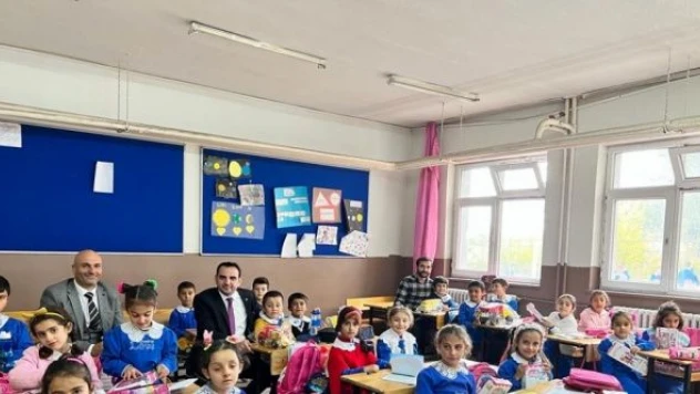 Kars'ta öğrencilere oyuncak jesti