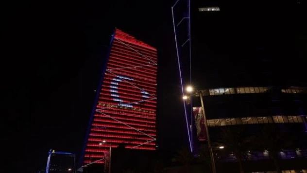 Katar'daki sembol binalar Türk bayrağıyla aydınlatıldı