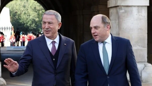 Milli Savunma Bakanı Akar İngiltere Savunma Bakanı Wallace ile görüştü