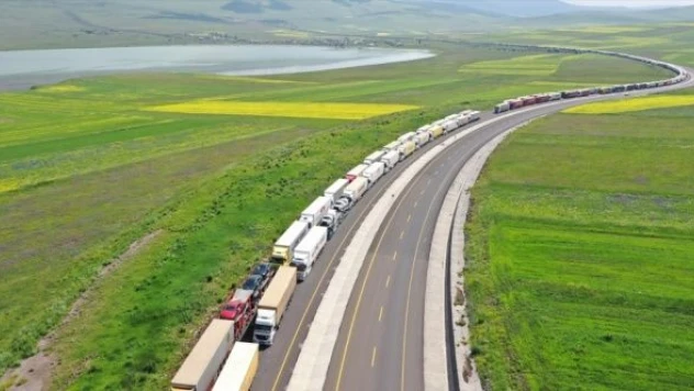 Çıldır-Aktaş gümrük kapısında TIR kuyruğu: 8 kilometreyi geçti