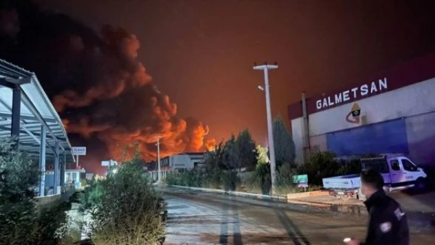 Adana'da kimya fabrikasında çıkan yangına müdahale ediliyor