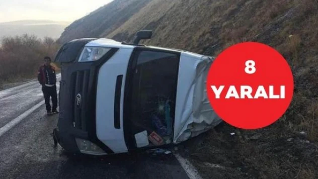 Ağrı'da can pazarı: Minibüs devrildi!