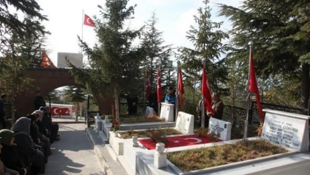 Ahlatlı şehit askerler kabirleri başında anıldı