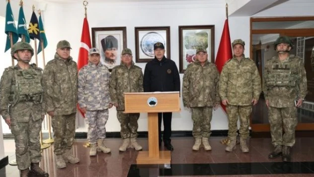 Bakan Akar, Hakkari'de sancak verme törenine katıldı