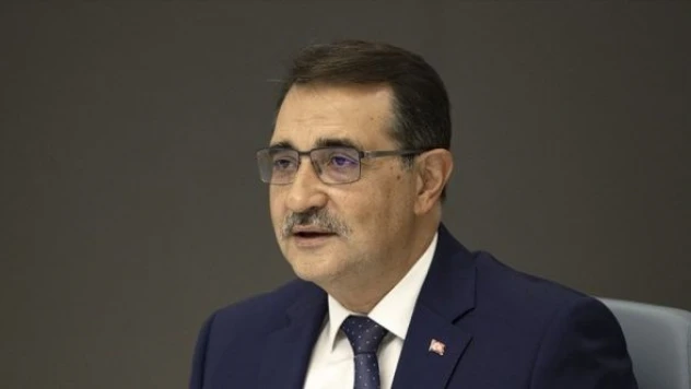 Bakan Dönmez: Güvenlik önlemleri ve hasar nedeniyle elektriği kesilen bölgeleri kontrollü olarak enerjilendiriyoruz